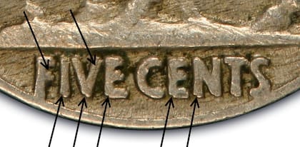 El error de doble troquelado de la moneda se observa fácilmente en el reverso en las palabras "FIVE CENTS"
