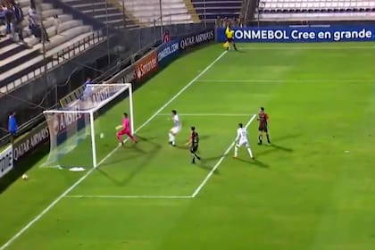El error de González termina en la red: insólito gol de Alianza Lima