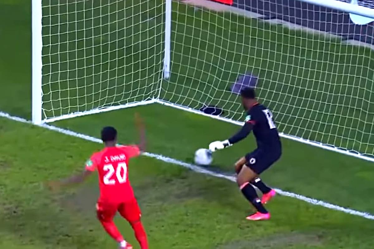 El error de Josué Duverger, el arquero de Haití, que fue el primero del 3-0 de Canadá