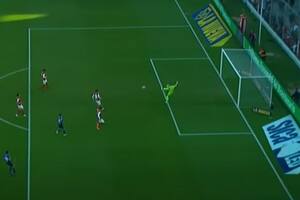 El error de Sebastián Sosa previo al gol del empate de Lucas Pratto para Vélez en la cancha de Independiente