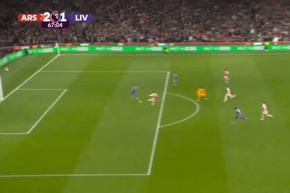 El error de Virgil van Dijk en Liverpool que derivó en el gol del brasileño Gabriel Martinelli para Arsenal, por la Premier League