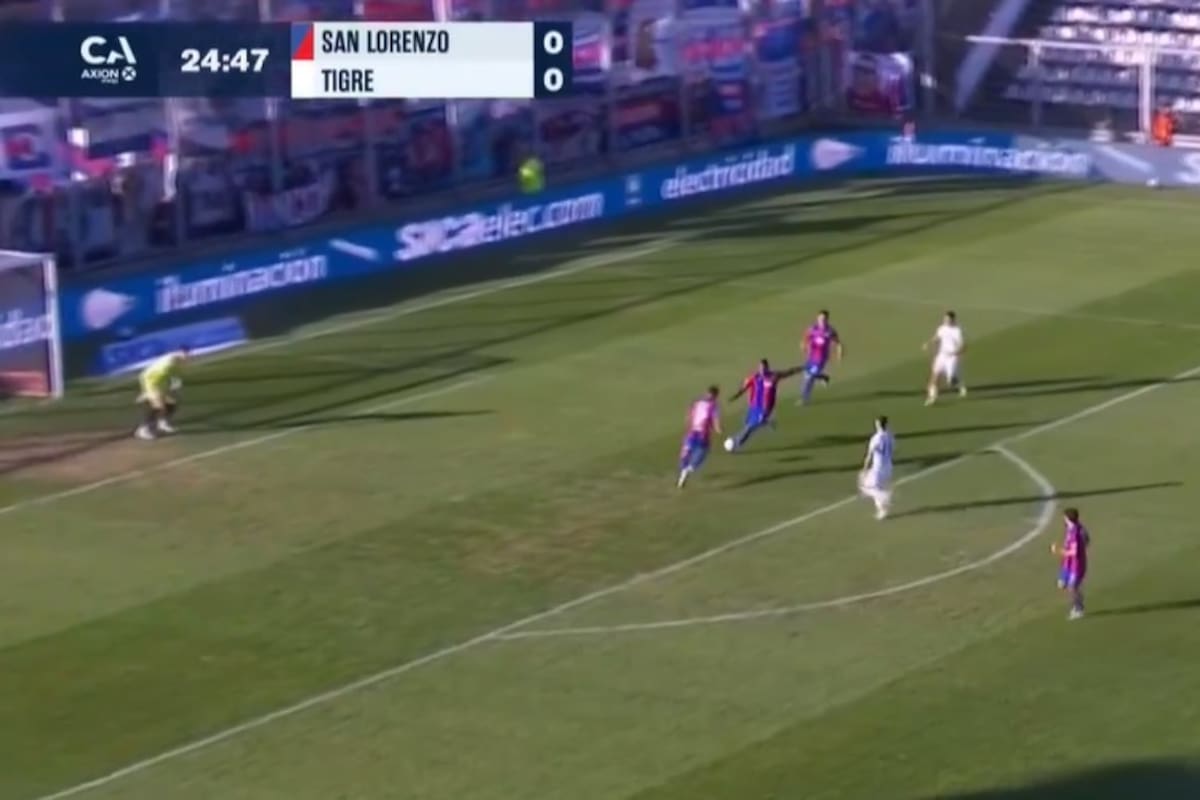 El error defensivo de San Lorenzo previo al gol de Fértoli para Tigre: no se pusieron de acuerdo entre Romaña y Ezequiel Herrera, ninguno la despejó y...