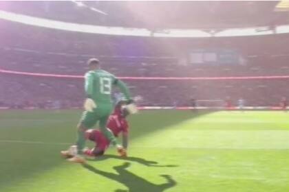 El error del arquero del City que derivó en el segundo gol de Liverpool, conquistado por Mané