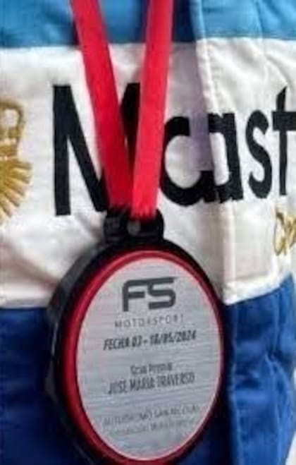 El error en la medalla: "José María Traverso" en lugar de Juan