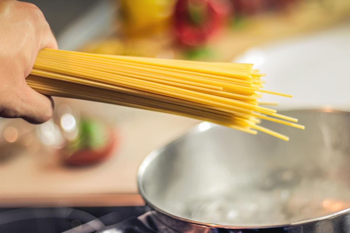 El error número uno al cocinar la pasta que la estropea y no evita que se pegue (Foto ilustrativa: Pixabay)