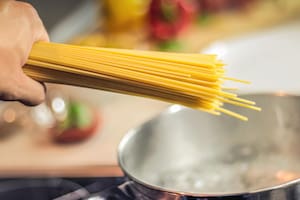 El error número uno al cocinar la pasta que la estropea y no evita que se pegue (Foto ilustrativa: Pixabay)