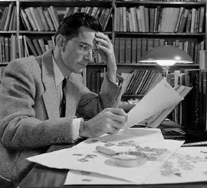 El erudito bíblico Frank Cross Jr., en 1955, analizando los Rollos del Mar Muerto. Archivo de la Colección fotográfica de la revista LIFE