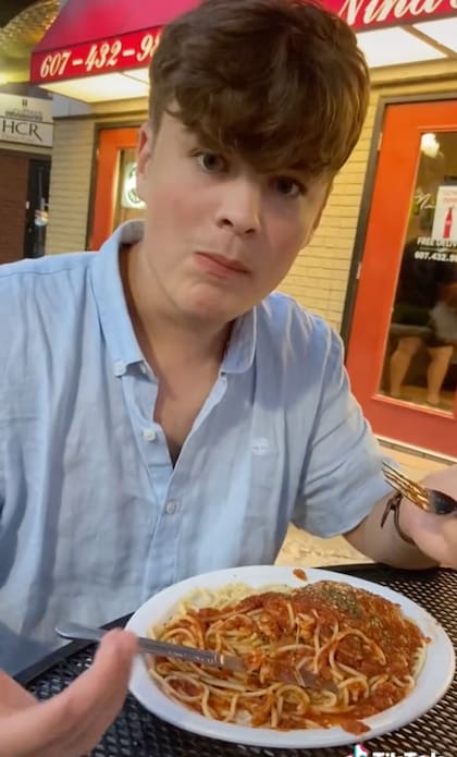 Él es Caleb, el novio de la joven italiana que comió la comida típica de su país en Estados Unidos