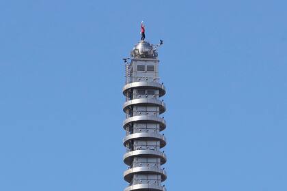 El escalador festeja tras llegar a la cima del rascacielos Taipel 101 en la capital taiwanesa