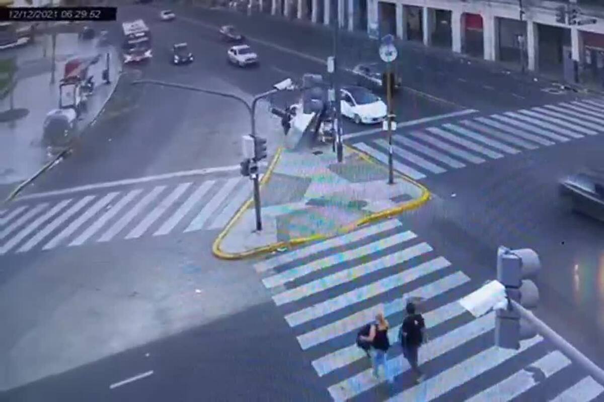 El escalofriante momento en que un auto embiste a cinco peatones en Balvanera