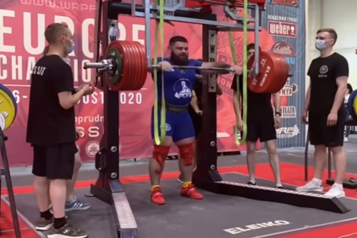 El escalofriante momento en que un deportista entrenado se rompe las rodillas intentando levantar 400 kilos. Video no apto para personas impresionables