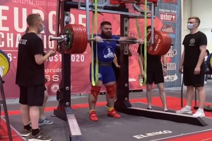 El escalofriante momento en que un deportista entrenado se rompe las rodillas intentando levantar 400 kilos. Video no apto para personas impresionables