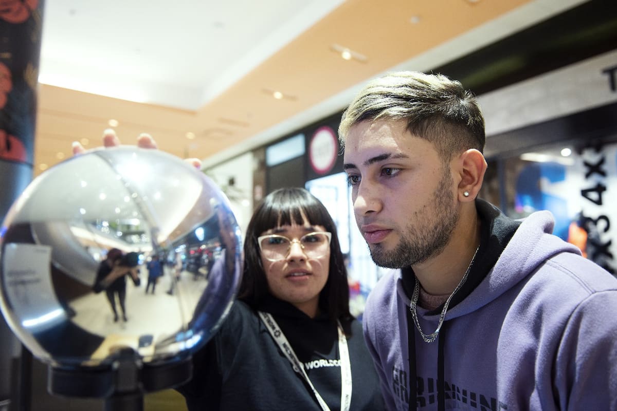 El escaneo del iris se realiza con “The Orb” (“El Orbe”), una esfera metálica desarrollada por la compañía