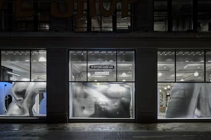 El escaparate de los holandeses Random Studio evocó el cuerpo de la mujer en el 30 aniversario de las fragancias de Mugler.