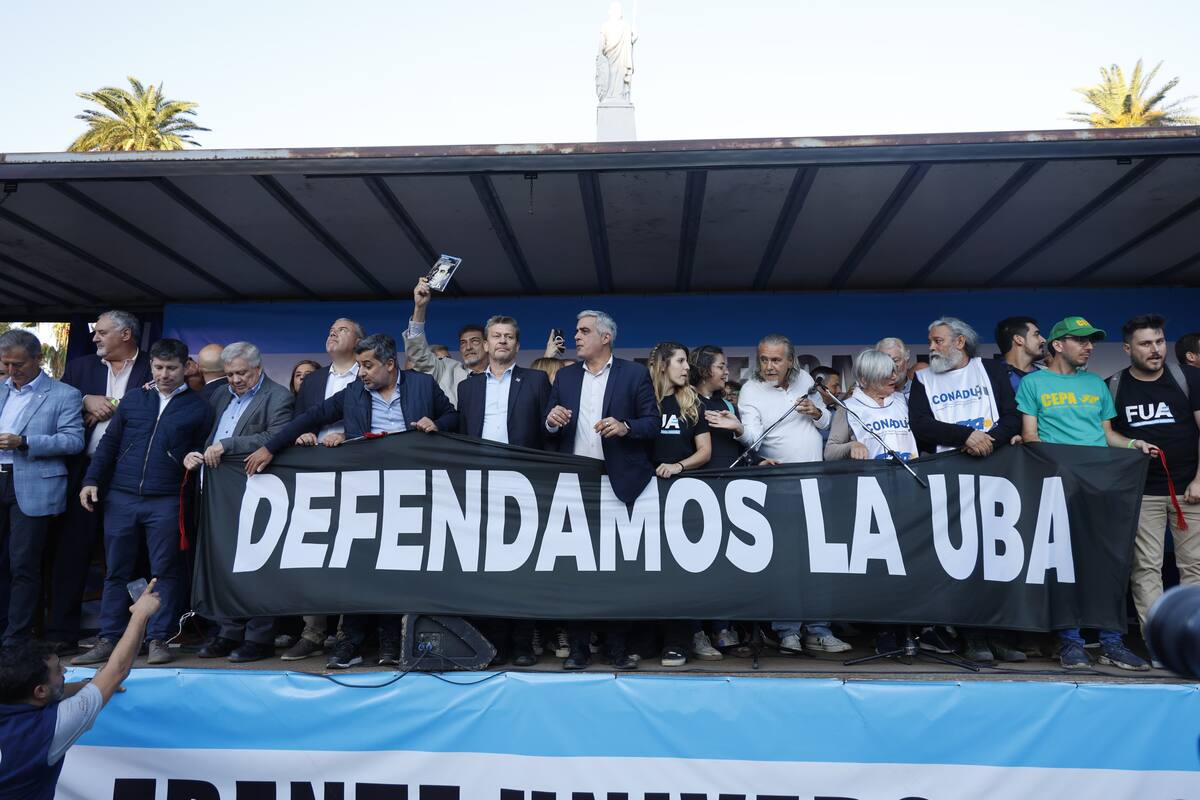 El escenario de la marcha universitaria, con sindicalistas, rectores y estudiantes