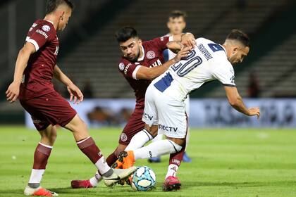 El escenario del fútbol argentino se pone áspero; en la reunión virtual de dirigentes de este viernes, Lanús, mediante Arboleya, le hizo una zancadilla a Talleres, presidido por Andrés Fassi.