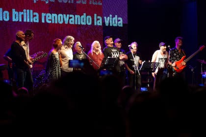 El escenario del Konex, repleto de músicos reunidos por la música de Spinetta.
