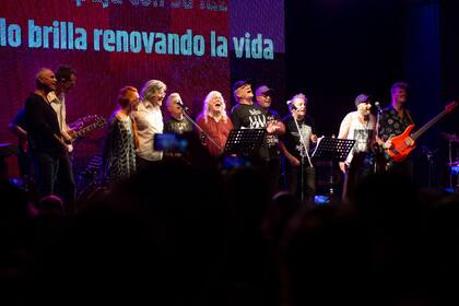 El escenario del Konex, repleto de músicos reunidos por la música de Spinetta.