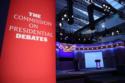 El escenario está listo para que el presidente de Estados Unidos, Donald Trump, y el candidato presidencial demócrata Joe Biden, participen en el primer debate presidencial en el Campus de la Universidad Case Western Reserve en Cleveland, Ohio