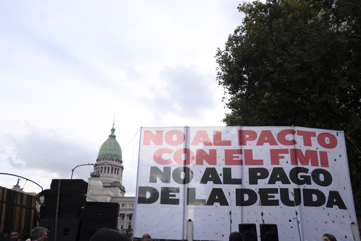 El escenario fue apostado sobre la avenida Rivadavia, a la altura de Rodríguez Peña.