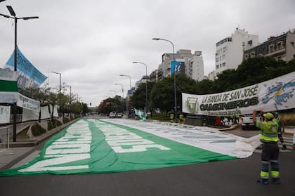 El escenario fue montado en las avenidas 9 de Julio y Belgrano y mira hacia Constitución