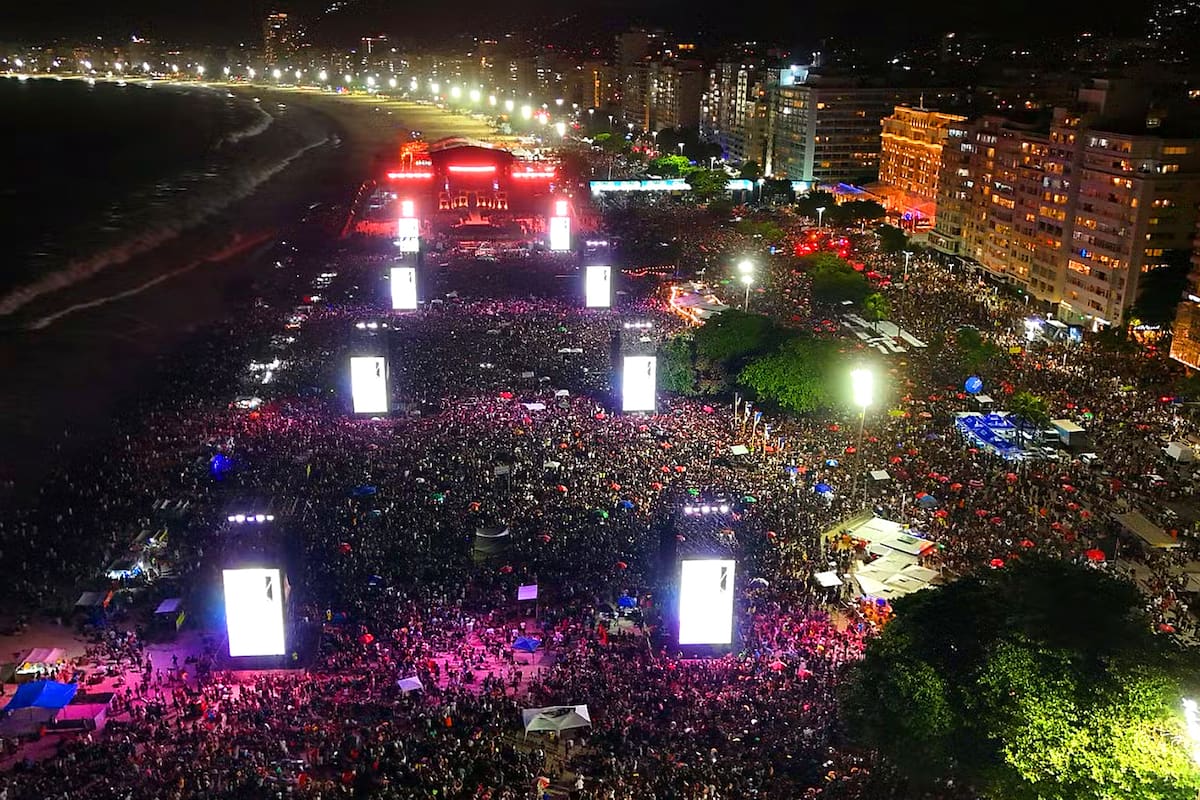 El escenario y el público para el show de Lady Gaga, en Copacabana, Río de Janeiro
