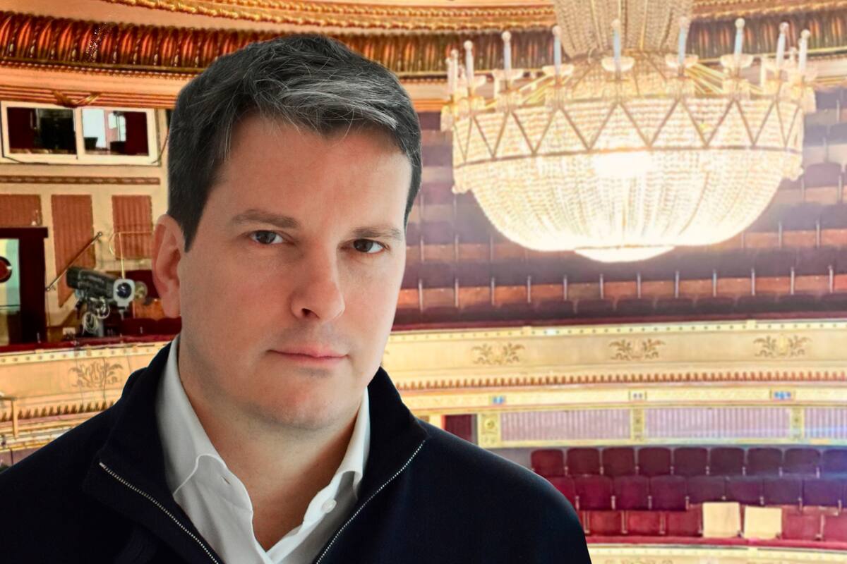 El escenógrafo argentino Nicolás Boni en el Teatro de La Zarzuela, en Madrid, donde esta semana estrenó La verbena de la Paloma