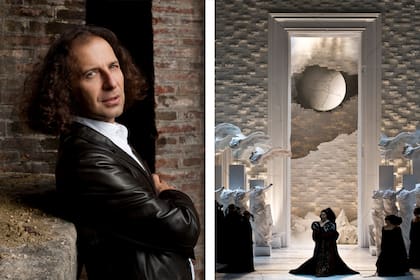 El escenógrafo y director, junto a una escena de la puesta de la ópera Thais en el Teatro Regio de Torino.