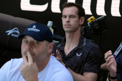 El escocés Andy Murray es el entrenador de Djokovic, a quien trató de tranquilizar con palabras desde su palco, sin éxito.