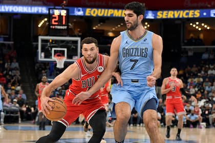 El escolta de los Bulls de Chicago, Zach LaVine conduce el balón ante el alero español de los Grizzlies de Memphis, Santi Aldama (7) en la primera mitad del juego de baloncesto de la NBA el lunes 28 de octubre de 2024, en Memphis, Tennessee. (AP Foto/Brandon Dill)