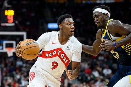 El escolta de los Raptors de Toronto, RJ Barrett (9), avanza bajo la presión del alero de los Pacers de Indiana, Pascal Siakam, a la derecha, durante la primera mitad del partido en Toronto, el lunes 18 de noviembre de 2024. (Christopher Katsarov/The Canadian Press vía AP)