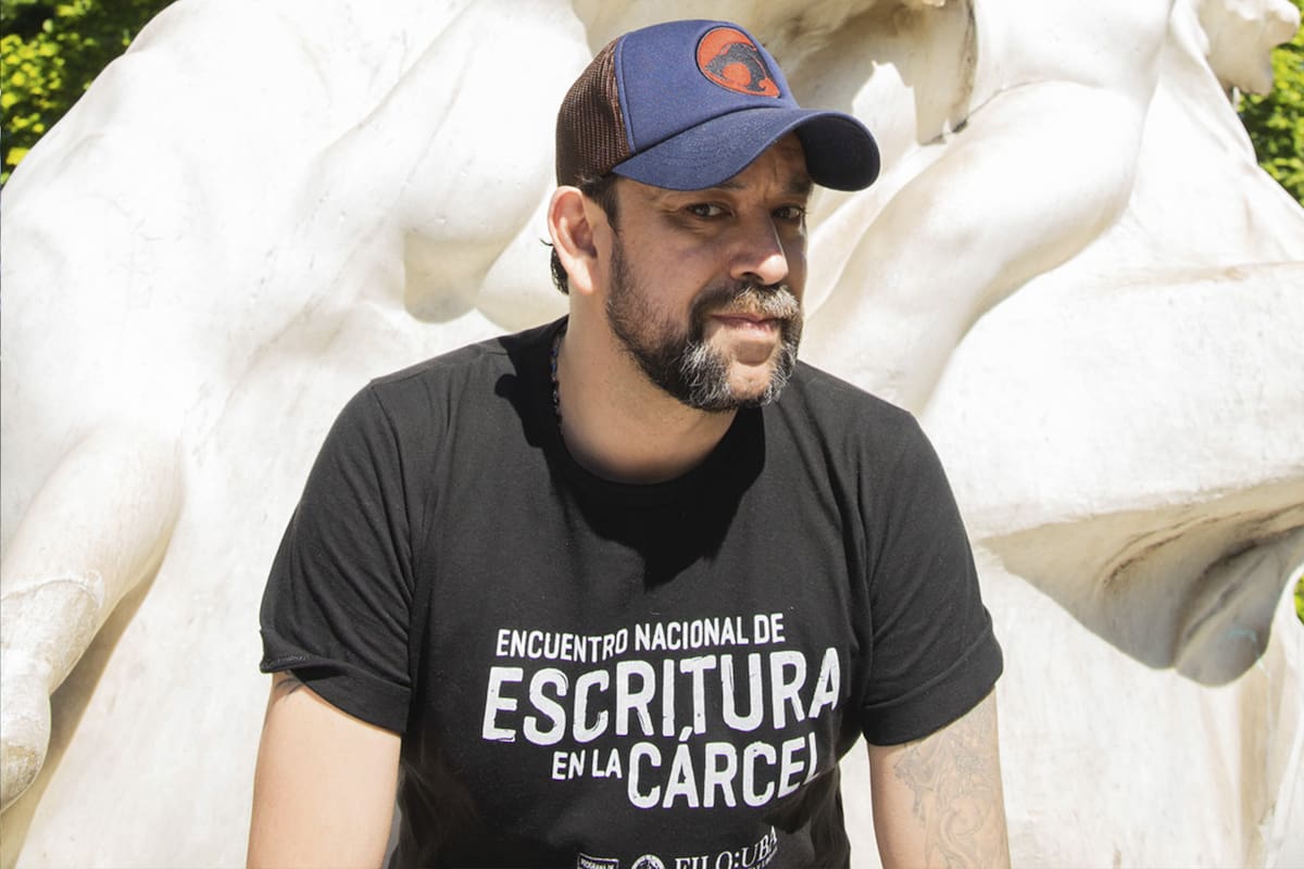 El escritor argentino, autor de novelas que se convierten en fenómenos de culto.