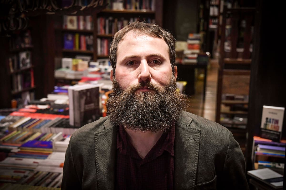 El escritor argentino-brasileño Julián Fuks, premiado por sus novelas, fue amenazado por seguidores de Jair Bolsonaro