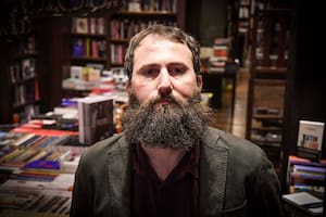 El escritor argentino-brasileño Julián Fuks, premiado por sus novelas, fue amenazado por seguidores de Jair Bolsonaro