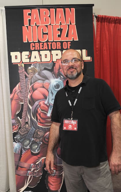 El escritor argentino junto a Deadpool, el irreverente antihéroe que se convirtió en un clásico de Marvel