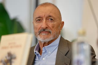 Arturo Pérez-Reverte: “La política se convirtió en un negocio como otro cualquiera, pero más fácil porque se hace con dinero ajeno”