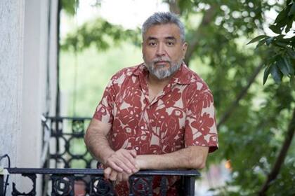 El escritor Cristian Alarcón participa en los diálogos del festival Centroamérica Cuenta 2022, en Ciudad de Guatemala.