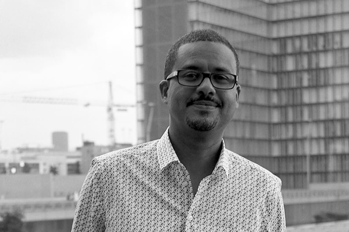 El escritor David Diop, flamante ganador del Booker Prize internacional con su primera novela