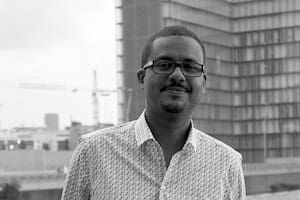 El escritor David Diop, flamante ganador del Booker Prize internacional con su primera novela