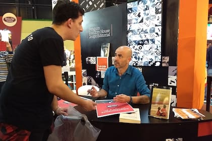 El escritor Eduardo Sacheri firmando en el stand de Penguin Random House Grupo Editorial en la Feria del Libro de Buenos Aires.
