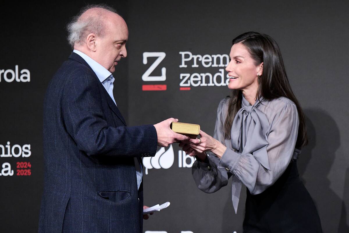 El escritor Enrique Vila-Matas recibe el Premio Zenda de Honor de manos de la reina Letizia