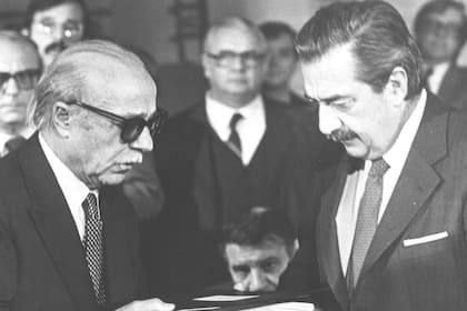 El escritor Ernesto Sábato entrega al presidente Raul Alfonsín el informe de la Conadep, en septiembre de 1984