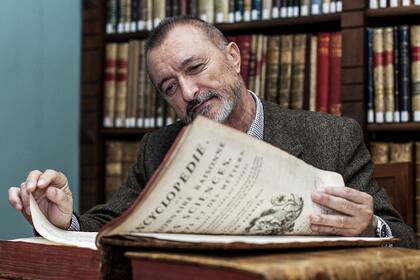 El escritor español dice que "la mujer es el único héroe nuevo que aún va a dar sorpresas en el siglo XXI"; en Sabotaje, tercera entrega de la serie del detective Falcó, sigue el juego descarado del espionaje