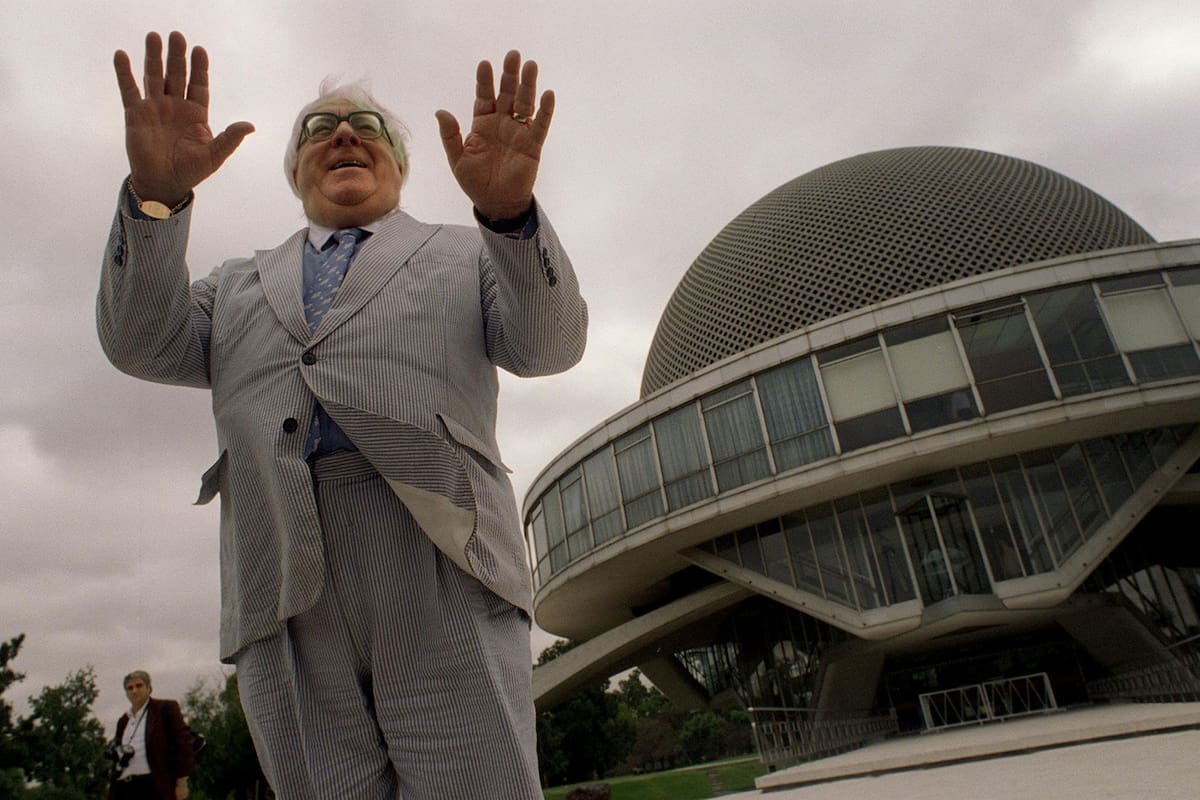 El escritor estaodunidense visitó la ciudad junto con su mujer y se mostró sorprendido por las demostraciones de cariño