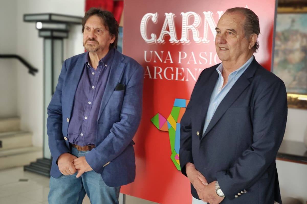El escritor Felipe Pigna junto a Jorge Grimberg, presidente del IPCVA, durante la presentación del libro