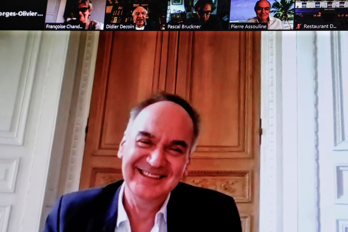 El escritor francés Herve Le Tellier se ve en una pantalla de computadora mientras es anunciado como ganador del premio literario del premio Goncourt con "LAnomalie" el 30 de noviembre de 2020 en París.