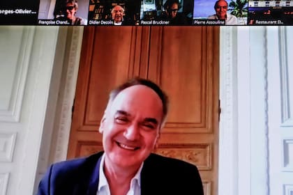 El escritor francés Herve Le Tellier se ve en una pantalla de computadora mientras es anunciado como ganador del premio literario del premio Goncourt con "LAnomalie" el 30 de noviembre de 2020 en París.