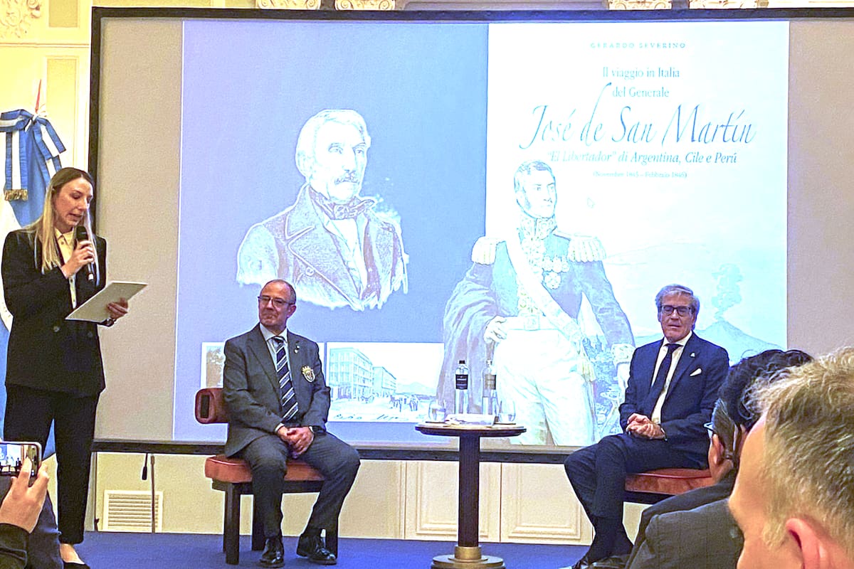 El escritor Gerardo Severino y el embajador argentino en Italia, Marcelo Giusto, durante la presentación del libro sobre el viaje de San Martín
