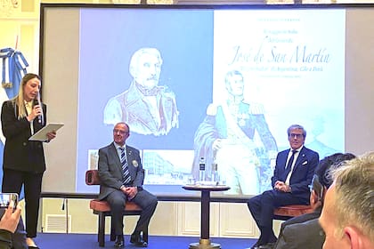El escritor Gerardo Severino y el embajador argentino en Italia, Marcelo Giusto, durante la presentación del libro sobre el viaje de San Martín