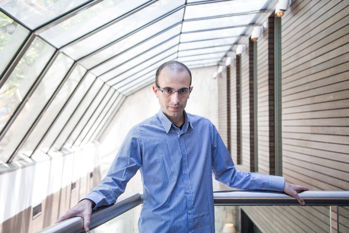 El escritor israelí, una de las figuras más consultadas del planeta, advierte que por la pandemia se necesitará "un plan de salvataje económico" mundial; además, alerta sobre que hay países que "podrían colapsar por completo"